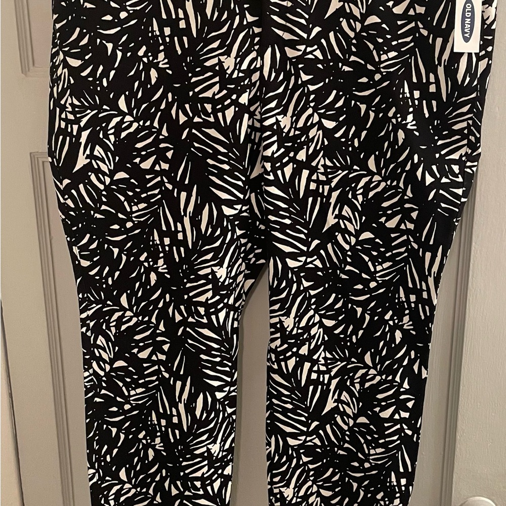 Old Navy Black and White Patterned Pixie Petite Pants Size 16